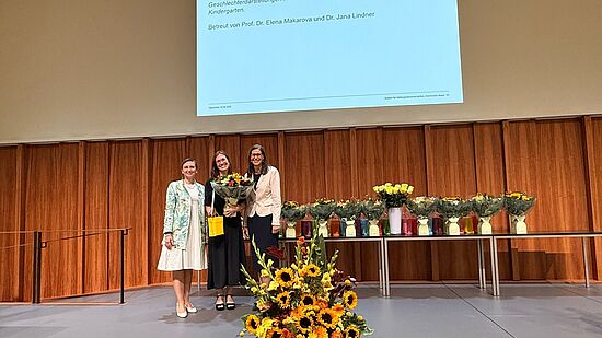 Foto Absolvent*in mit Direktion IBW