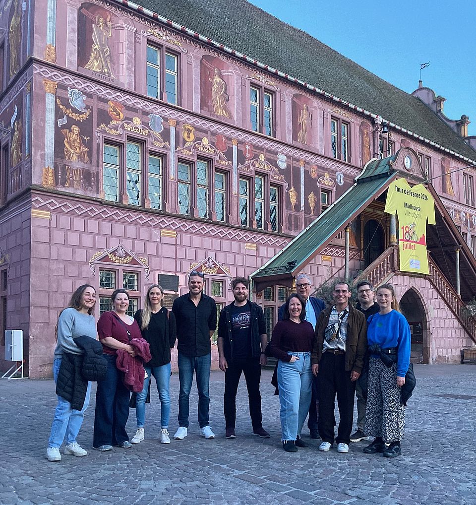 Gruppenfoto vor dem Mulhouser Rathaus