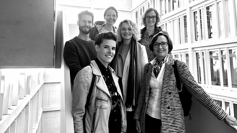 Bild vom Team Gendersensible Berufsorientierung auf einer Treppe am Campus Muttenz