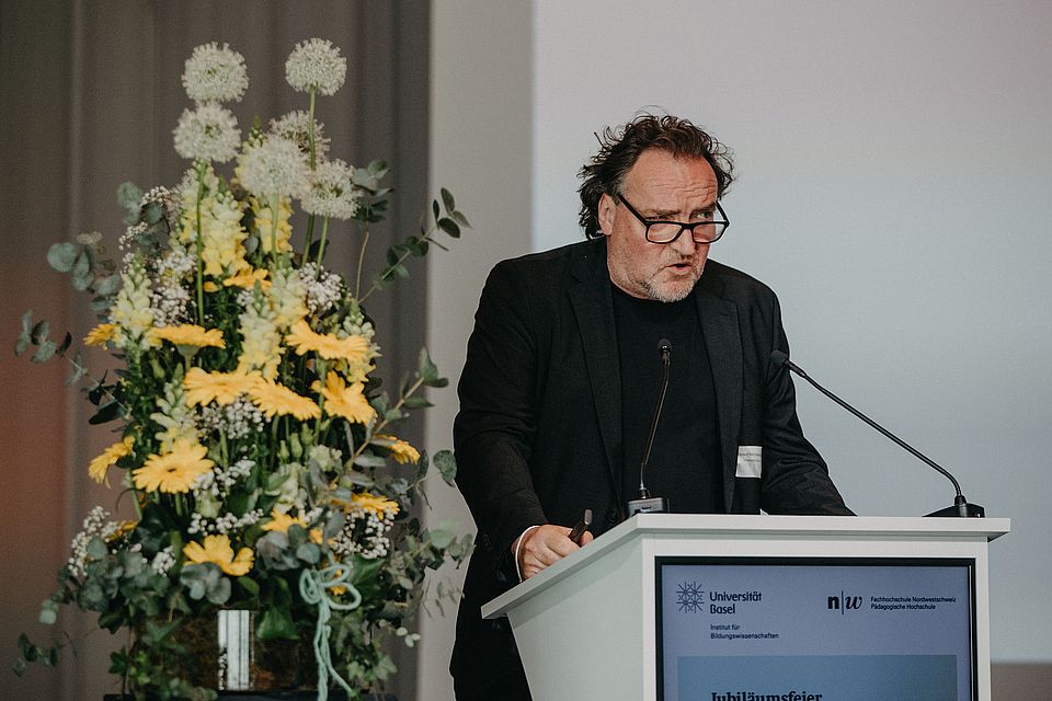 Roland Reichenbach am Rednerpult bei seiner Gastrede