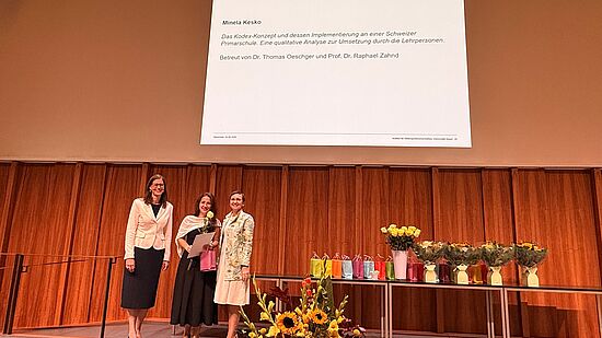 Foto Absolvent*in mit Direktion IBW
