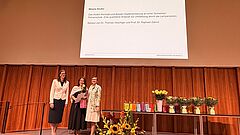 Foto Absolvent*in mit Direktion IBW