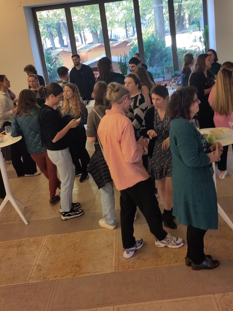 Blick auf die Teilnehmenden des Anlasses an Stehtischen