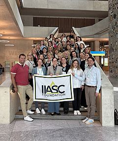 Gruppenfoto auf der Innentreppe des Campus Muttenz