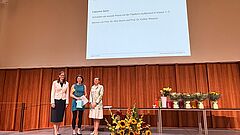 Foto Absolvent*in mit Direktion IBW