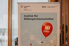 IBW Jubiläumsroll-up mit rotem Luftballon