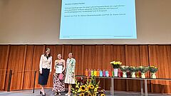 Foto Absolvent*in mit Direktion IBW