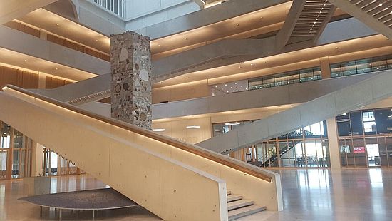 Blick in den FHNW Campus mit der Stele und Treppen