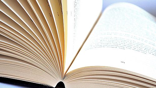 Aufgeschlagenes Buch