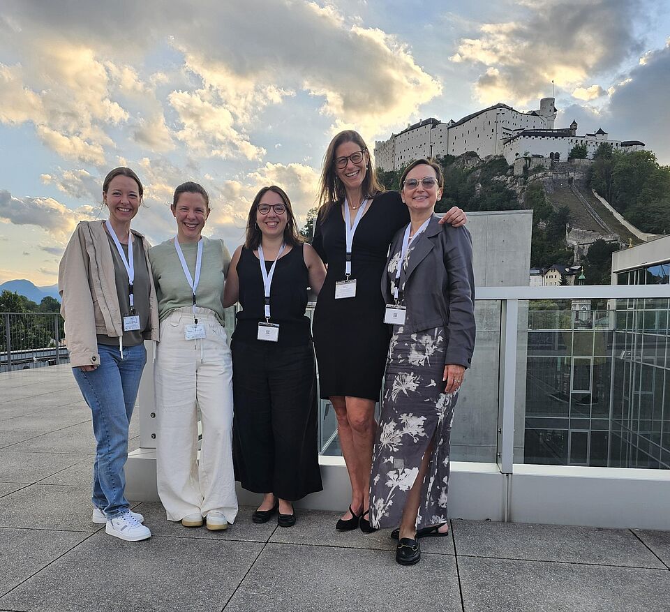 Gruppenfoto der fünf IBW-Mitglieder in Salzburg vor schöner Kulisse
