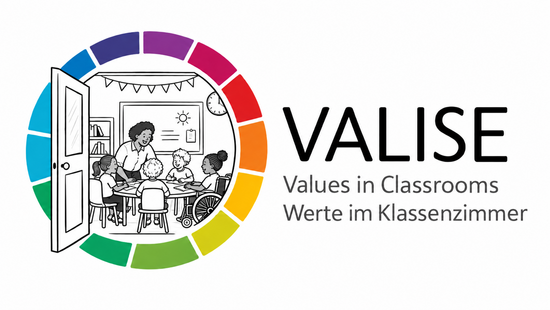 Schriftzug Valise mit kreisrundem Fenster mit Blick in ein Klassenzimmer