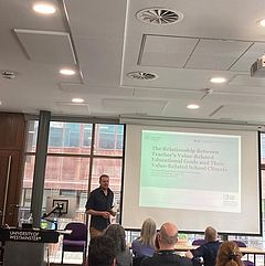 Thomas Oeschger steht vor seiner PPT-Präsentation