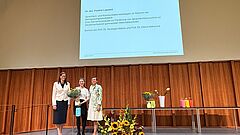 Foto Absolvent*in mit Direktion IBW