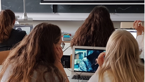 Schüler von hinten in einer Klasse