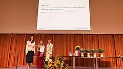 Foto Absolvent*in mit Direktion IBW