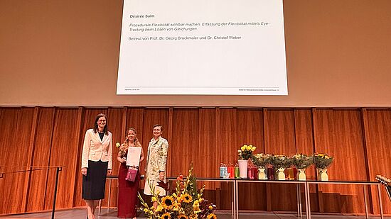 Foto Absolvent*in mit Direktion IBW