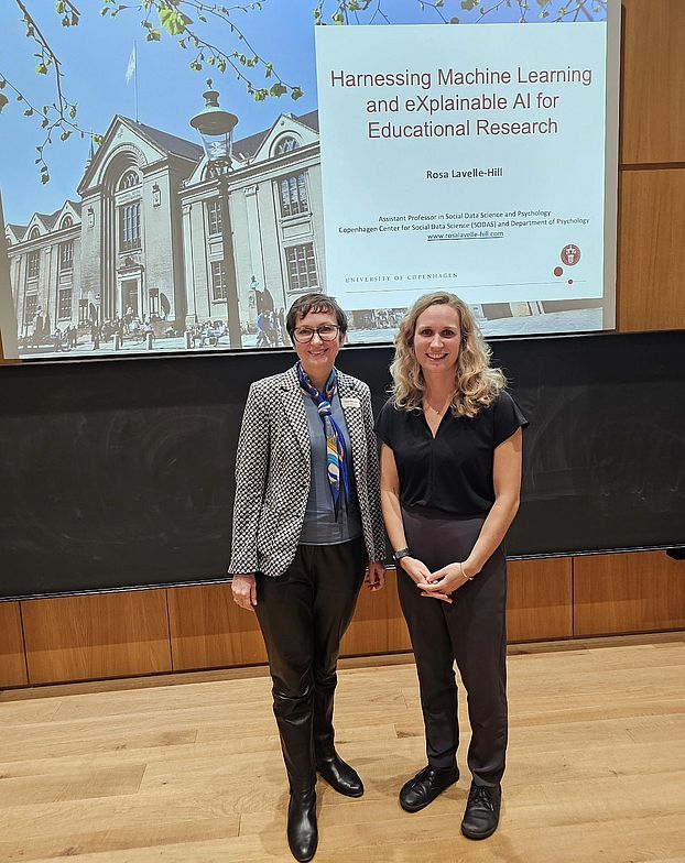 Foto von Elena Makarova und Rosa Lavelle-Hill vor Rosas Präsentationsfolien