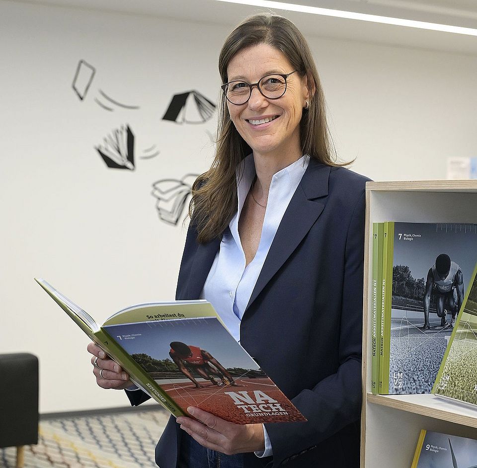 Susanne Metzger mit einem MINT-Lehrwerk in der Hand