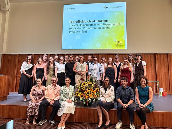 Gruppenbild mit Gratulation im Hintergrund