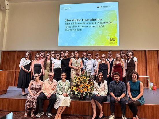 Gruppenbild aller Absolvent*innen in der Aula der UniBas