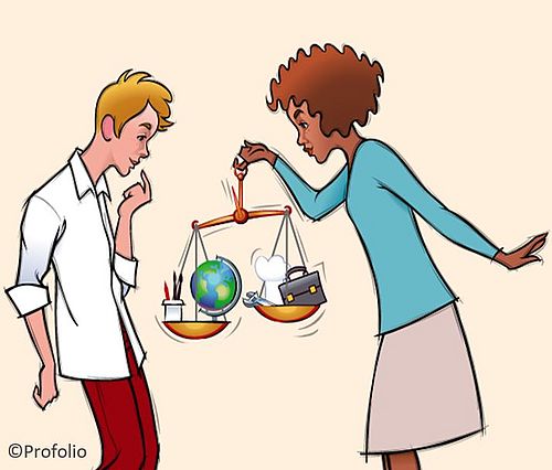 Balkenwaage zwischen einem Paar, in den Waagschalen liegen Utensilien aus verschiedenen Lebensbereichen