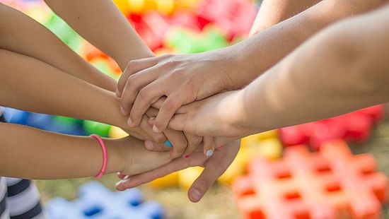 Kinderhände, die sich berühren