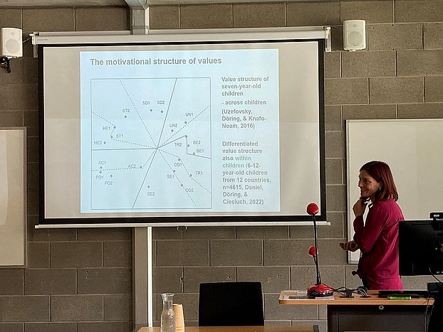 Eine Frau beim Vortragen auf dem Symposium