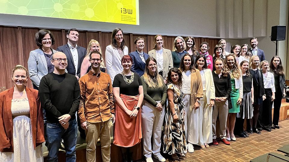 Gruppenbild der Absolvent*innen bei der Diplomfeier 2024.