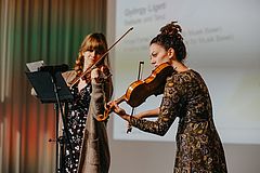 Zwei Musikerinnen mit Geige