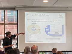 Thomas Oeschger zeigt etwas auf seiner Folie