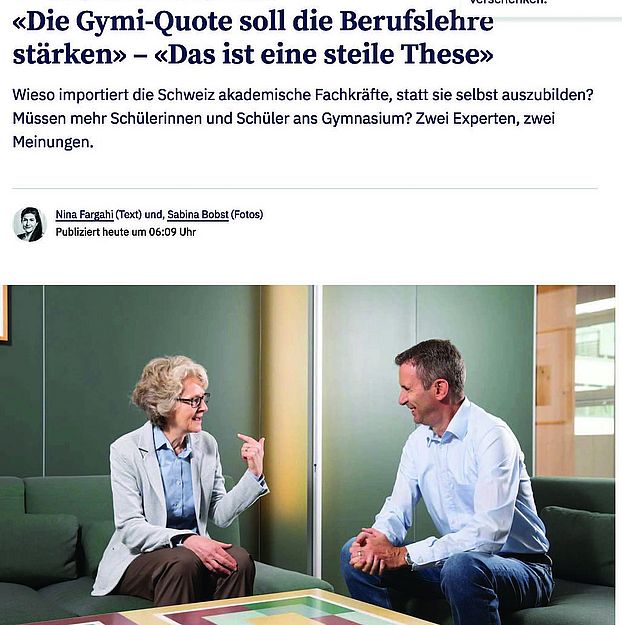 Frau Leemann und Herr Zürcher im Gespräch, auf zwei Sofas über Eck sitzend