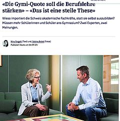 Frau Leemann und Herr Zürcher im Gespräch, auf zwei Sofas über Eck sitzend