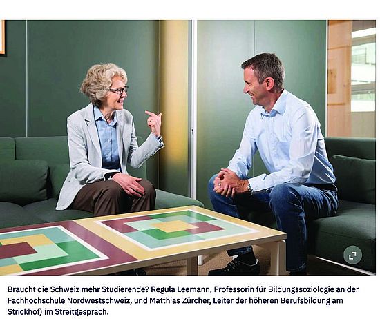 Die beiden Gesprächsteilnehmenden auf zwei Sofas an einem Tisch