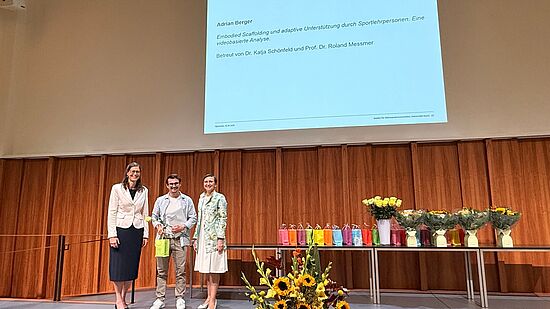 Foto Absolvent*in mit Direktion IBW