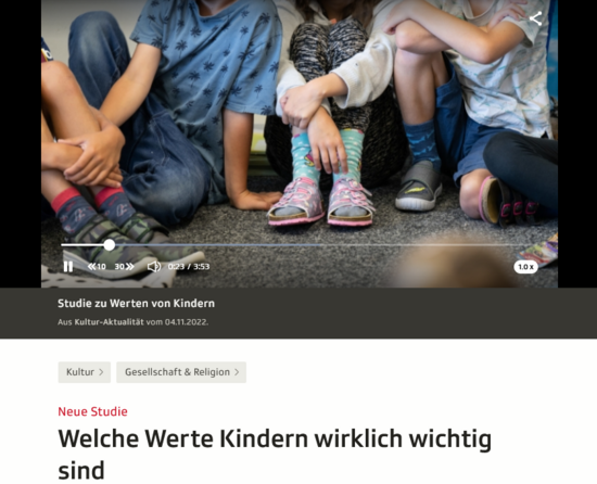 Kinder sitzen in einem Kreis - Titelbild von srf zur Studie