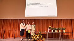 Foto Absolvent*in mit Direktion IBW