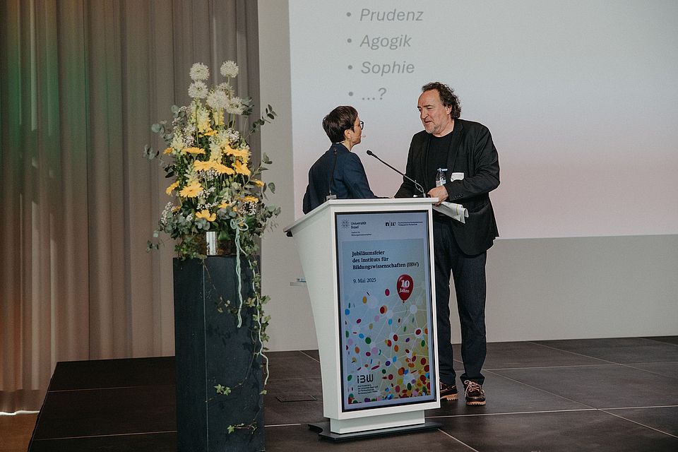 Elena dankt R. Reichenbach nach seiner Rede