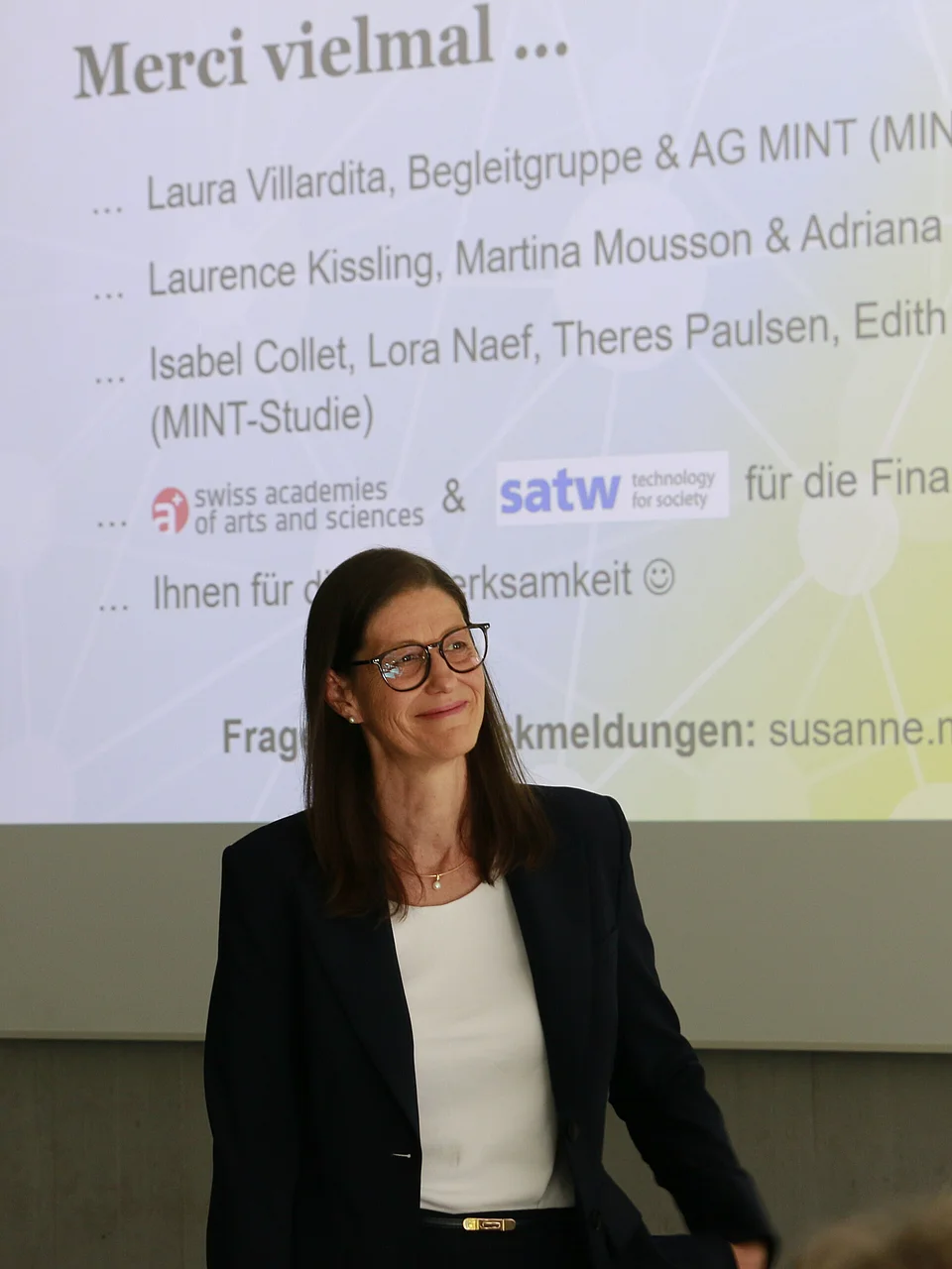 Susanne Metzger vor einer Folie mit Danksagungen 