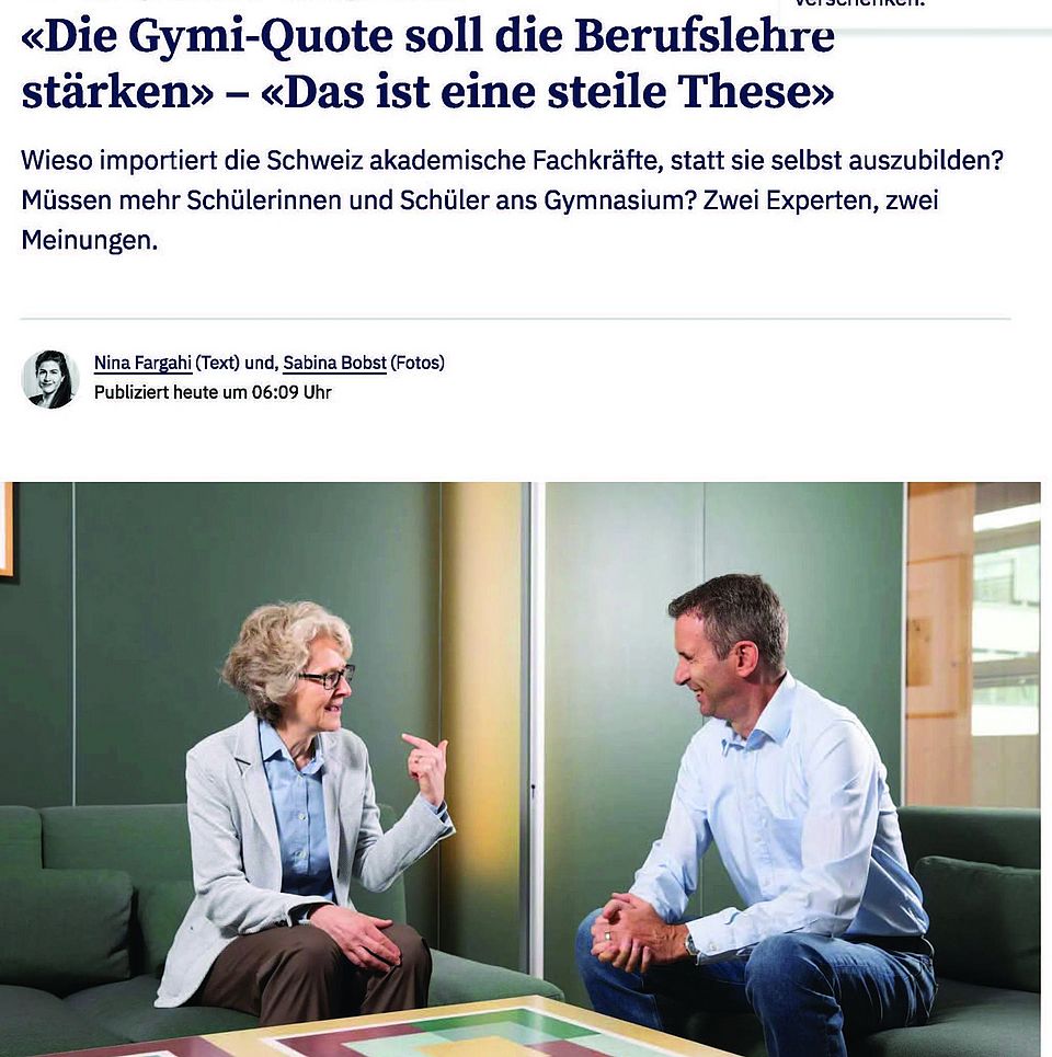 Frau Leemann und Herr Zürcher im Gespräch, auf zwei Sofas über Eck sitzend