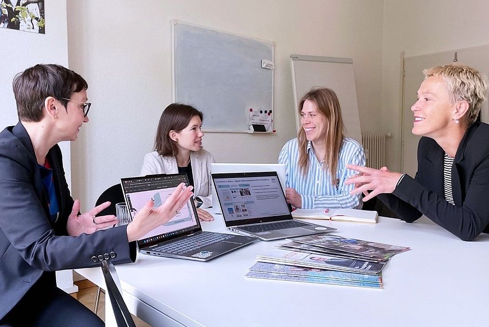 Die Projektpartnerinnen im Gespräch am Tisch