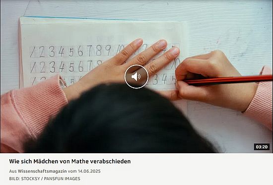 Bild, wie über den Kopf eines lernenden Kinds auf ein Heft geschaut wird, in das das Kind Zahlen schreibt