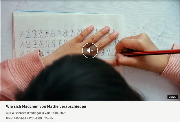 Bild, wie über den Kopf eines lernenden Kinds auf ein Heft geschaut wird, in das das Kind Zahlen schreibt