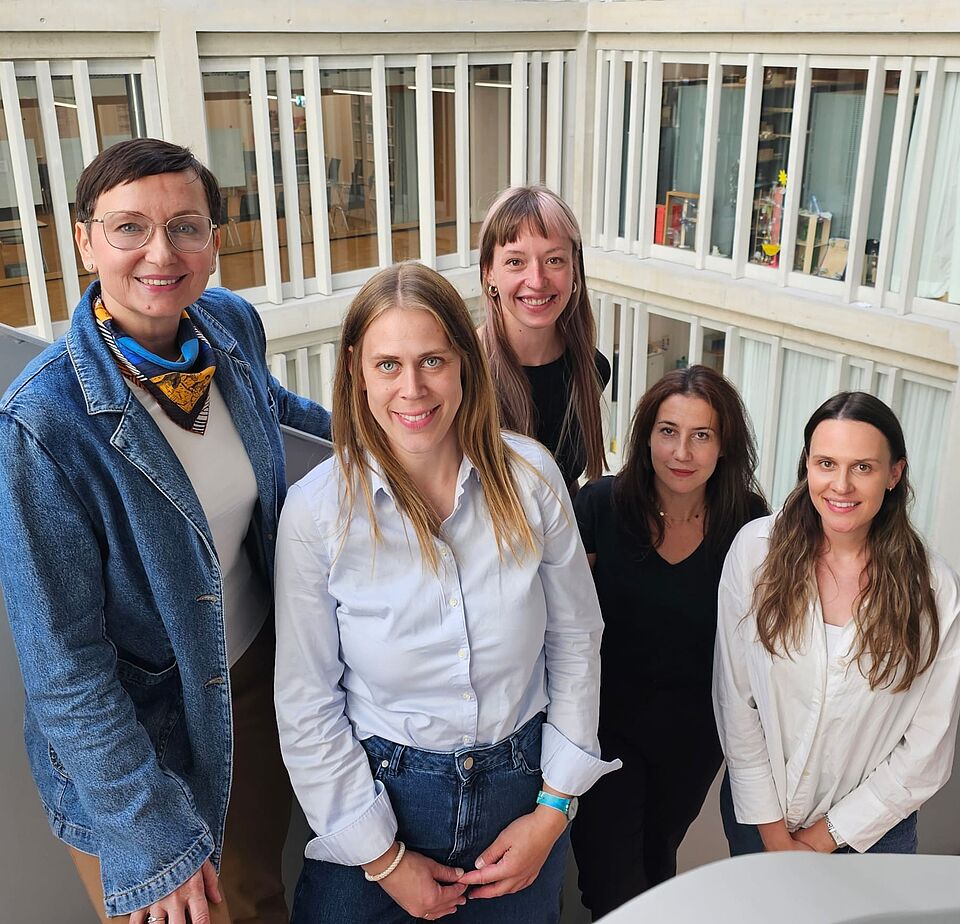 Foto der Basler Teammitglieder auf der Treppe am FHNW-Campus Muttenz