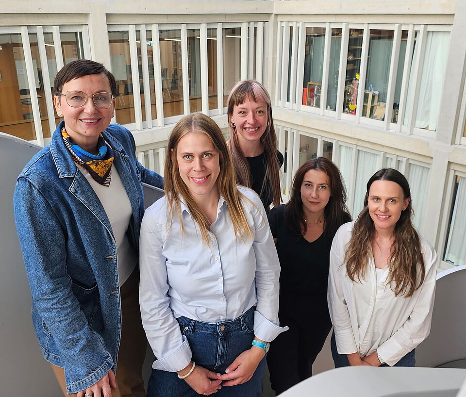 Foto der Basler Teammitglieder auf der Treppe am FHNW-Campus Muttenz