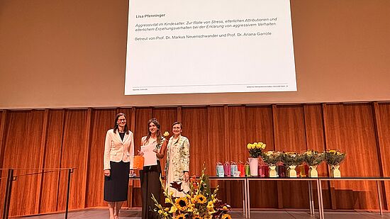 Foto Absolvent*in mit Direktion IBW
