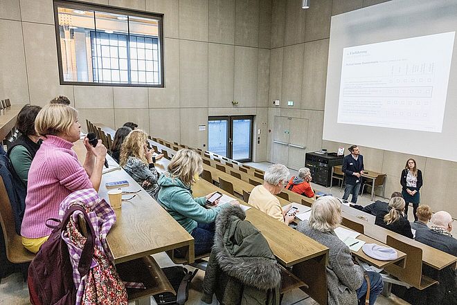 Szene aus dem Vorlesungssaal, die Vortragenden vor ihrer Präsentation