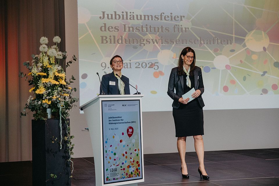Elena Makarova und Susanne Metzger auf der Bühne der Aula am FHNW-Campus Muttenz