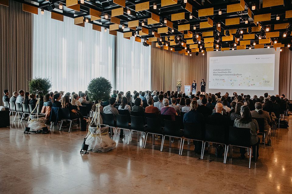 Blick in die Aula von hinten