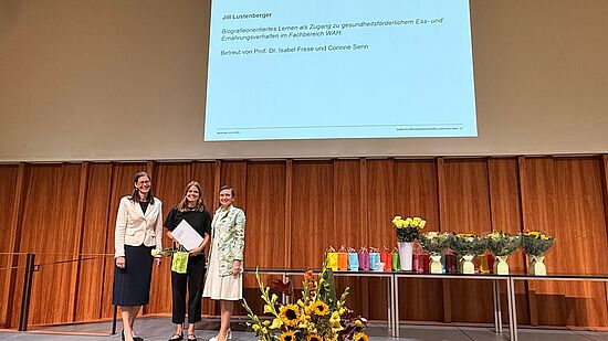 Foto Absolvent*in mit Direktion IBW