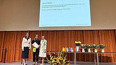 Foto Absolvent*in mit Direktion IBW